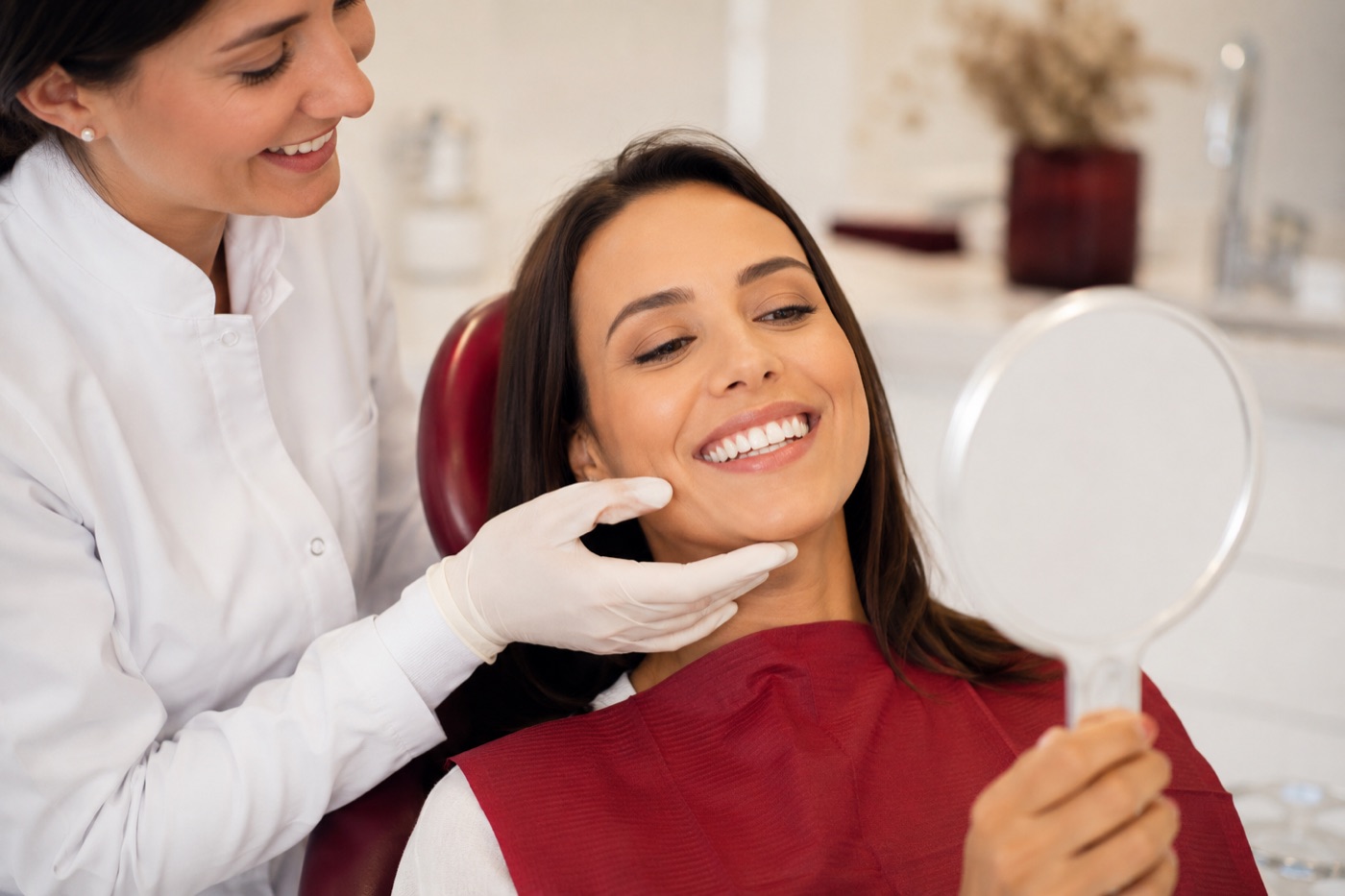 Paciente sorrindo durante limpeza dental