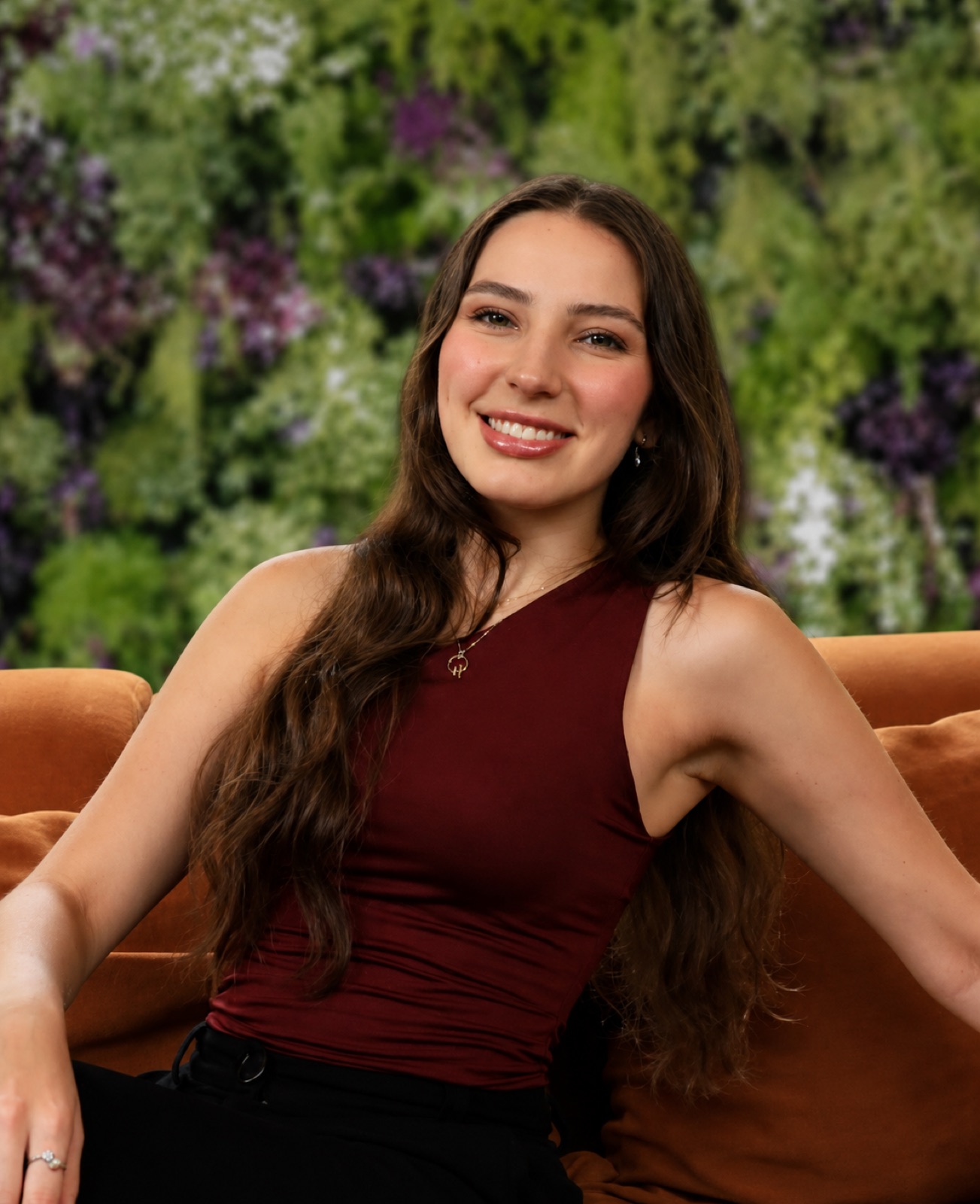 Dra. Mariana sentada no sofá, sorrindo
