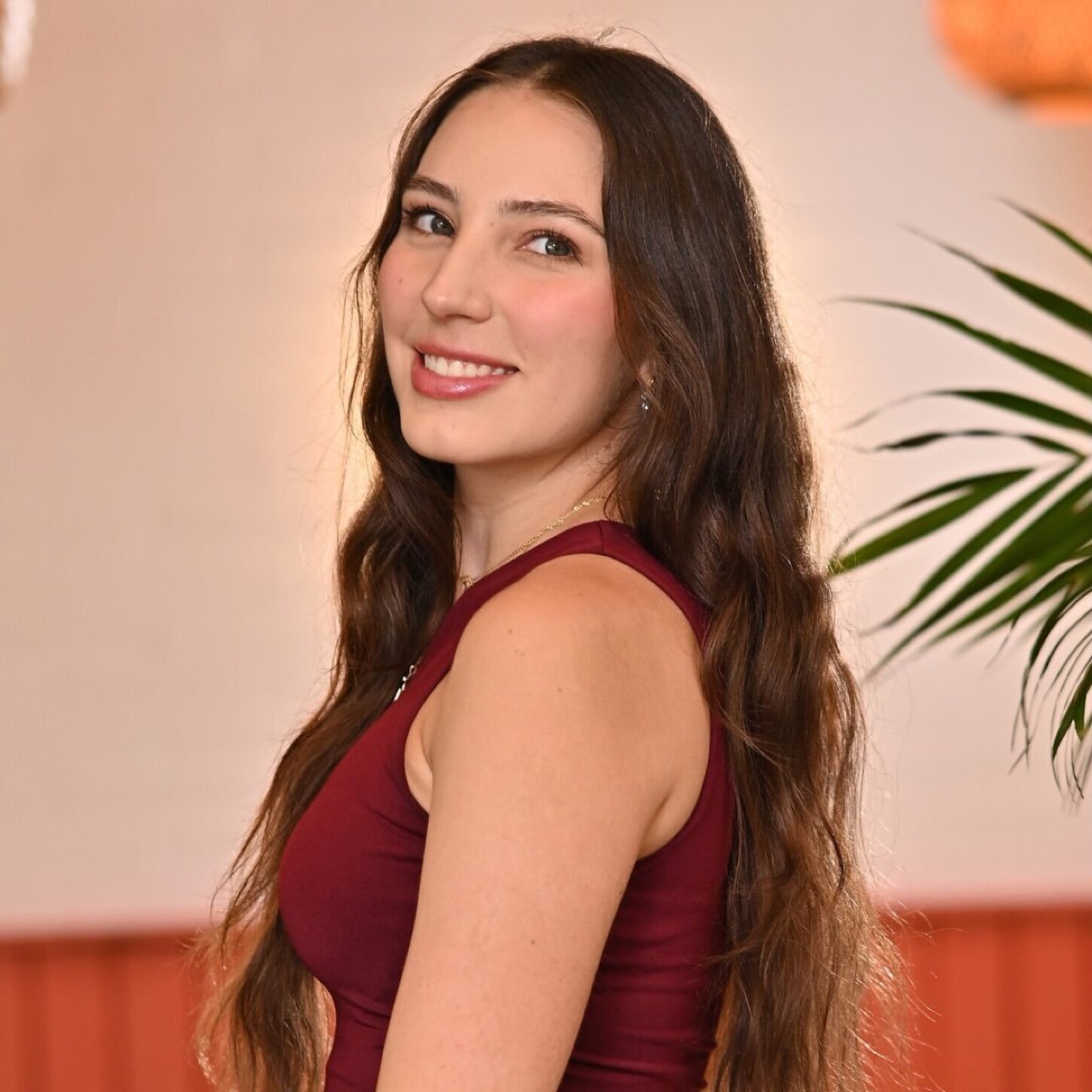 Dra. Mariana sorrindo em ambiente acolhedor